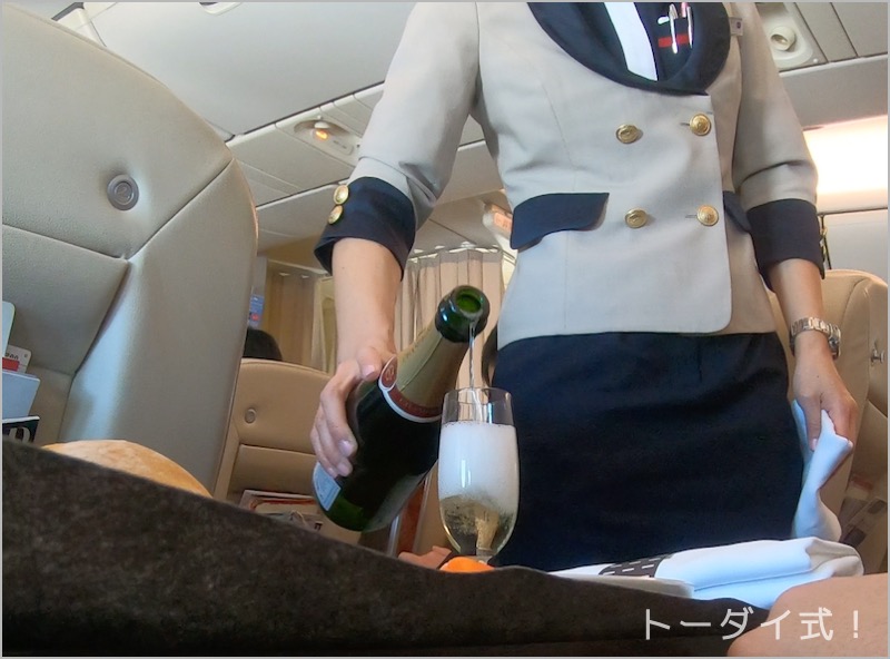 JALのファーストクラスではシャンパンを注いでくれる