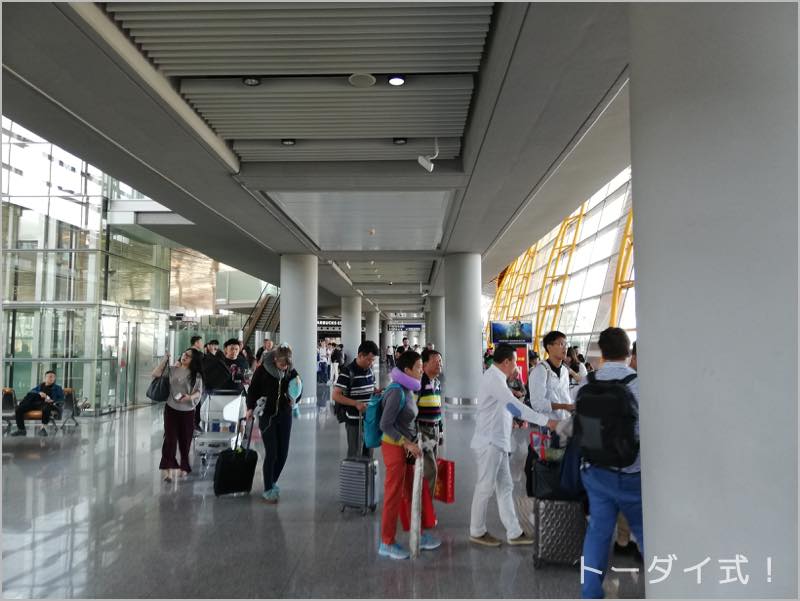北京首都空港でのエコノミークラスの行列。並ぶ人々